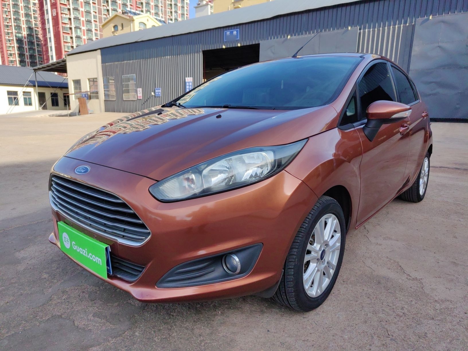 تحت مقدمة السيارة