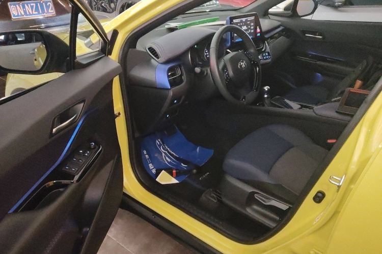 Used Toyota C-HR 2018 2.0L Luxury Sunroof Version China VI Standard Interior 3