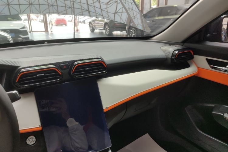 Used Dongfeng Aeolus Yixuan 2023 Mach Edition 1.5L Automatic Chasing Wind Version Center Console