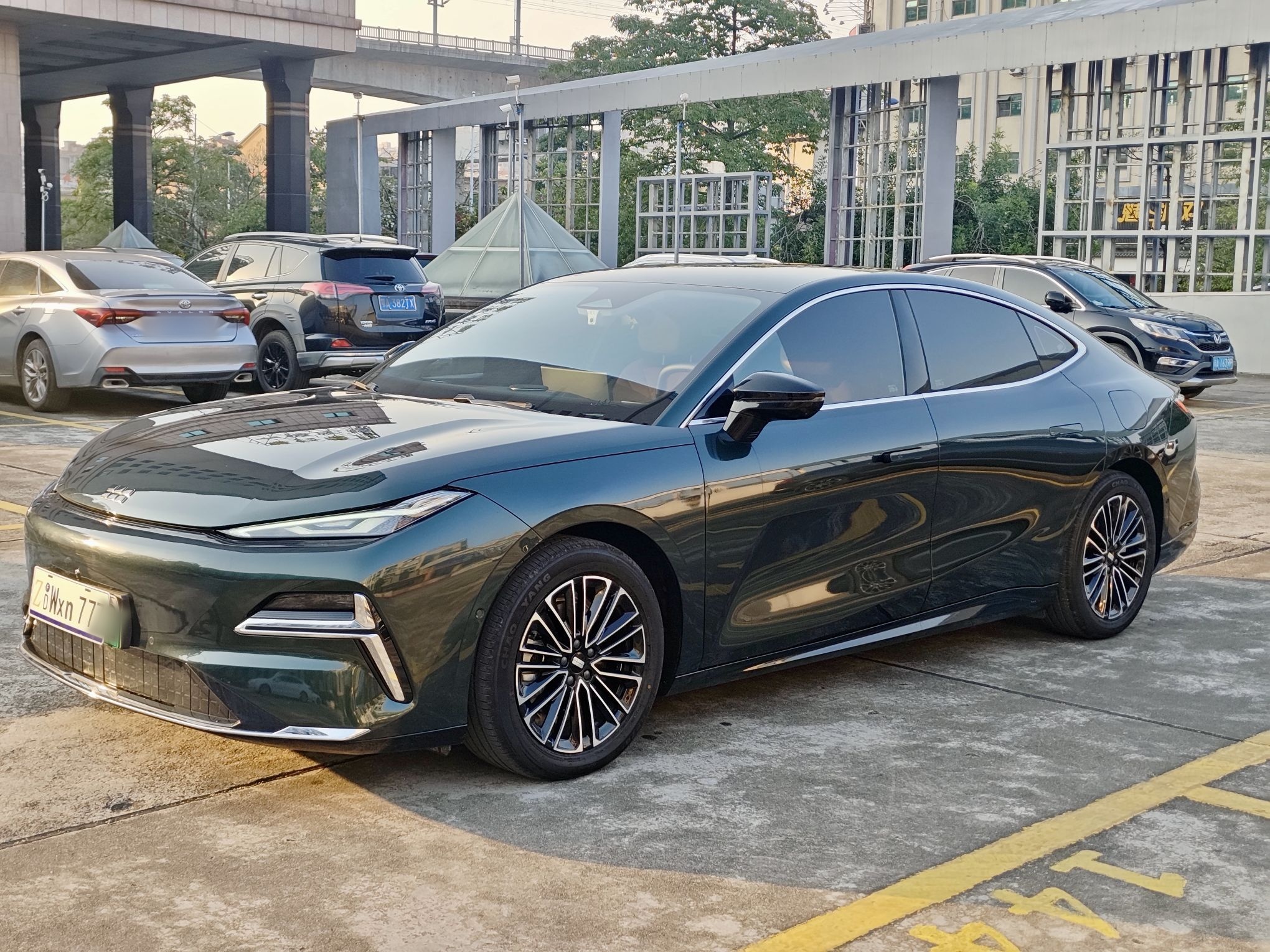 تحت مقدمة السيارة