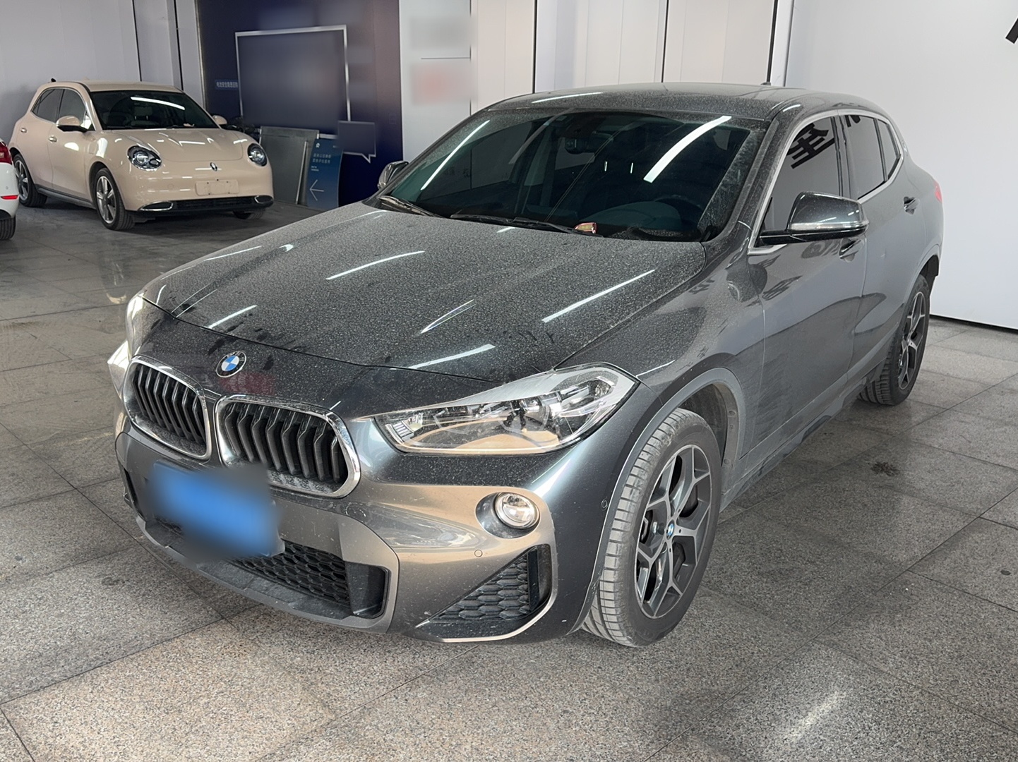 تحت مقدمة السيارة