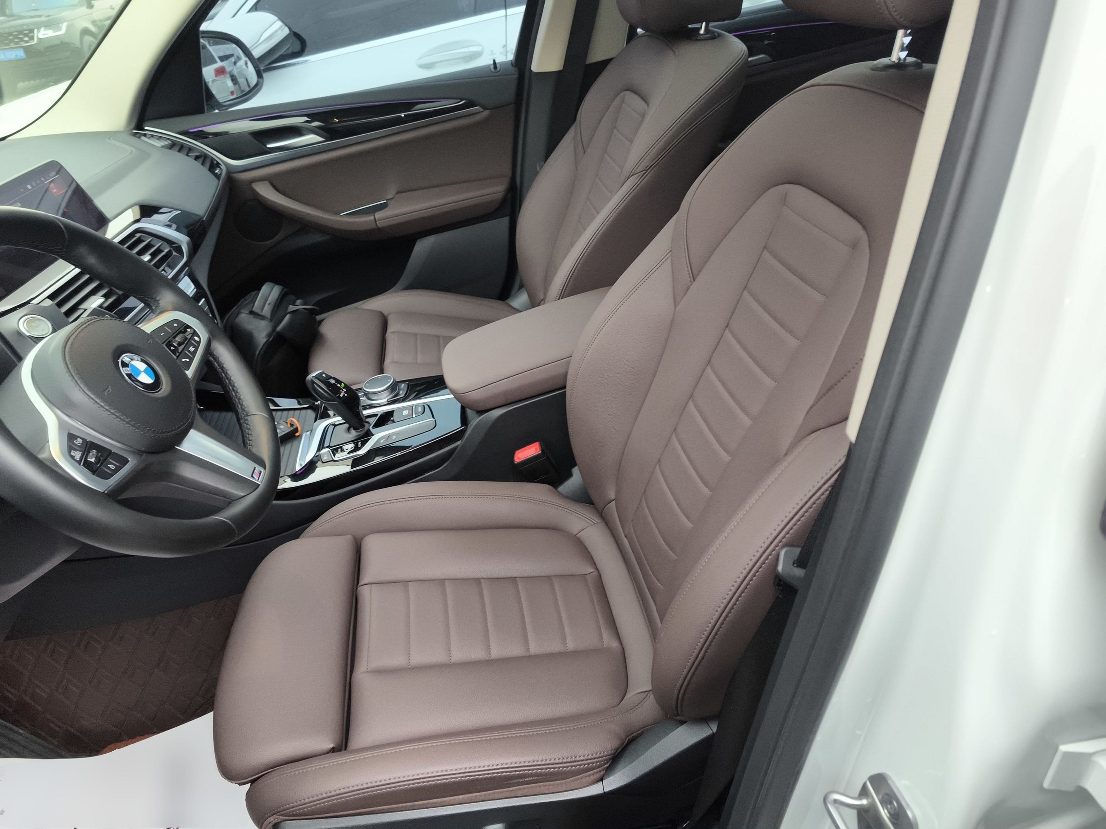 المقاعد الأمامية داخل السيارة