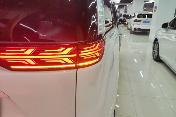 Used Denza D9 2022 DM-i 970 Four-Wheel Drive Prestige Model Right Rear Taillight