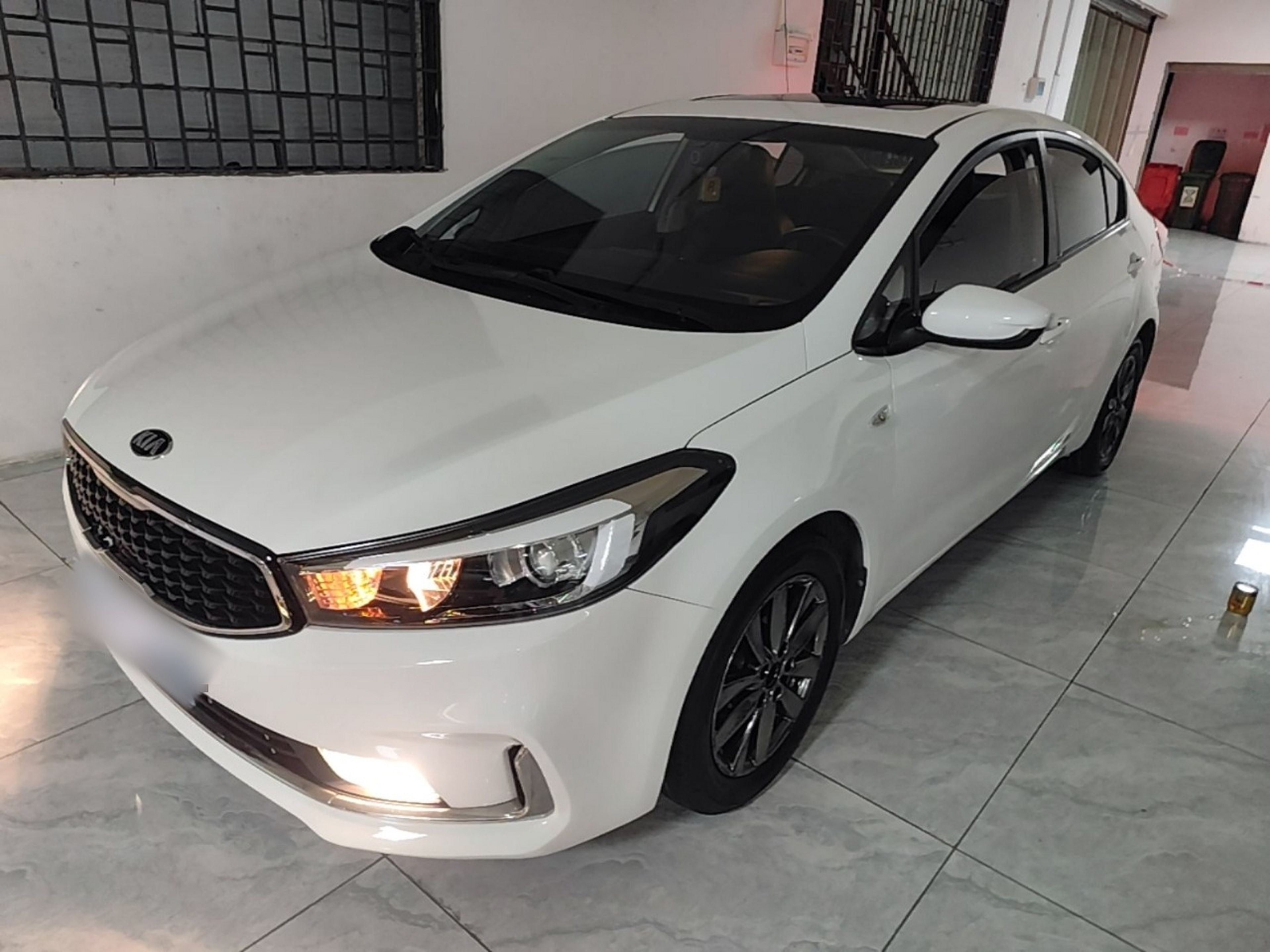 Под передней частью автомобиля