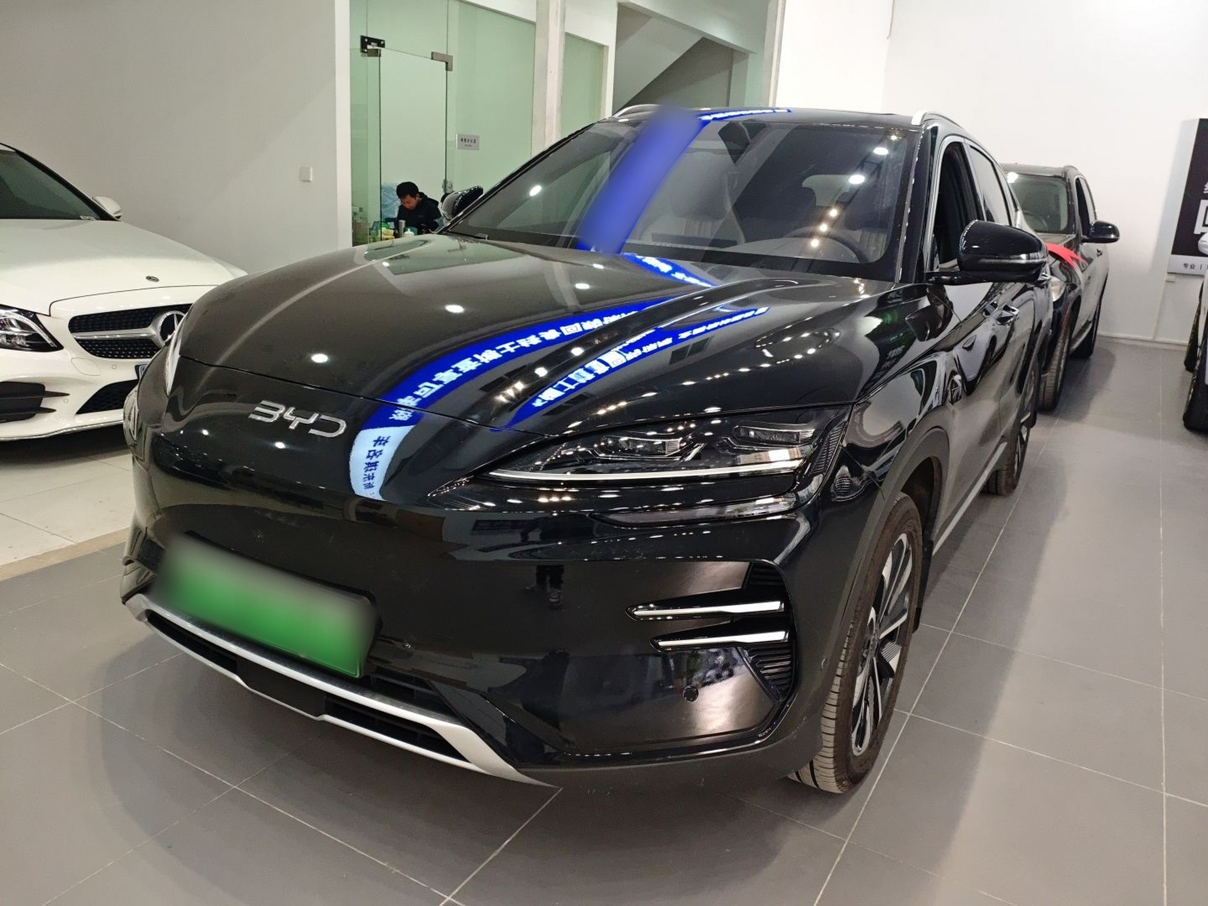 تحت مقدمة السيارة