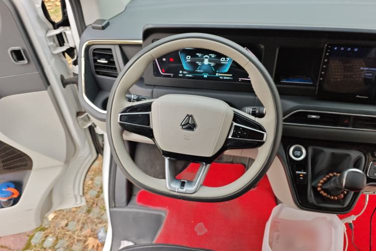 Used Sinotruk Pioneer V 2024 Multi-Function Edition 2.0T Manual Mid-Roof with Central Axle
