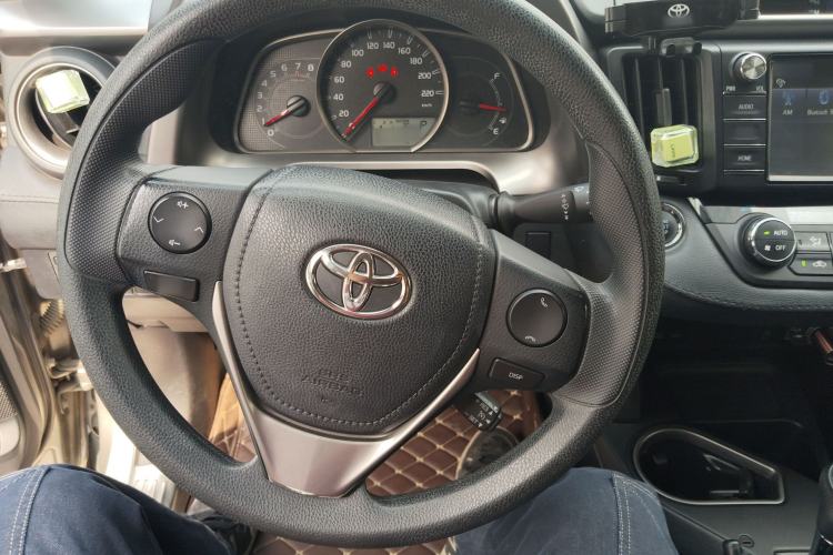 Used Toyota RAV4 2016 2.0L CVT Two-Wheel Drive Fashion Edition China V Standard Steering Wheel