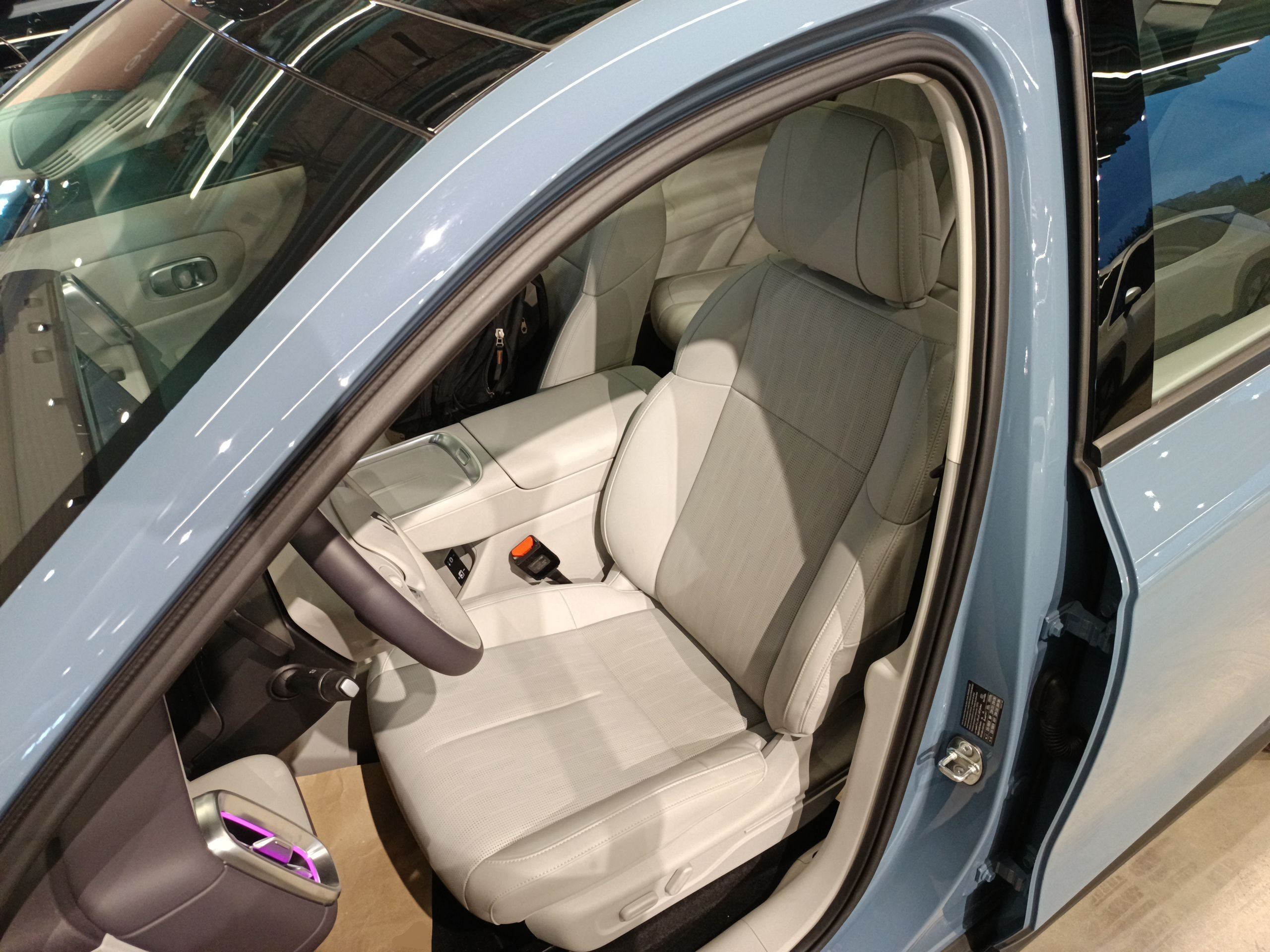 Переднее сиденье в автомобиле