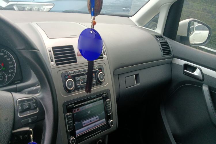 Used Volkswagen Touran 2013 1.4T DSG Smart Edition 7-Seater Center Console