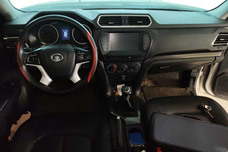 Used Great Wall Wingle 5 2017 2.4L European-spec Gasoline 2WD Elite Model with Big Double Cab – 4G69S4N Center Console