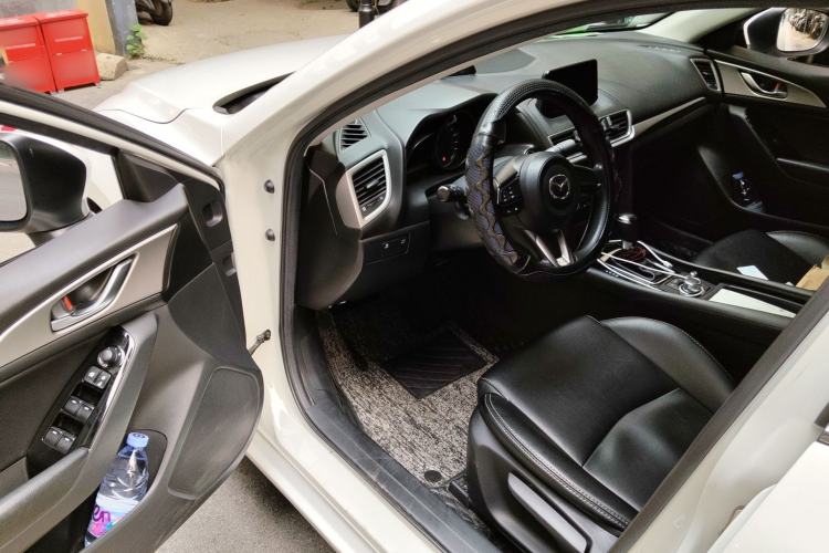 Used Mazda 3 Axela 2017 Sedan 1.5L Automatic Luxury Model China VI Standard Driver Seat