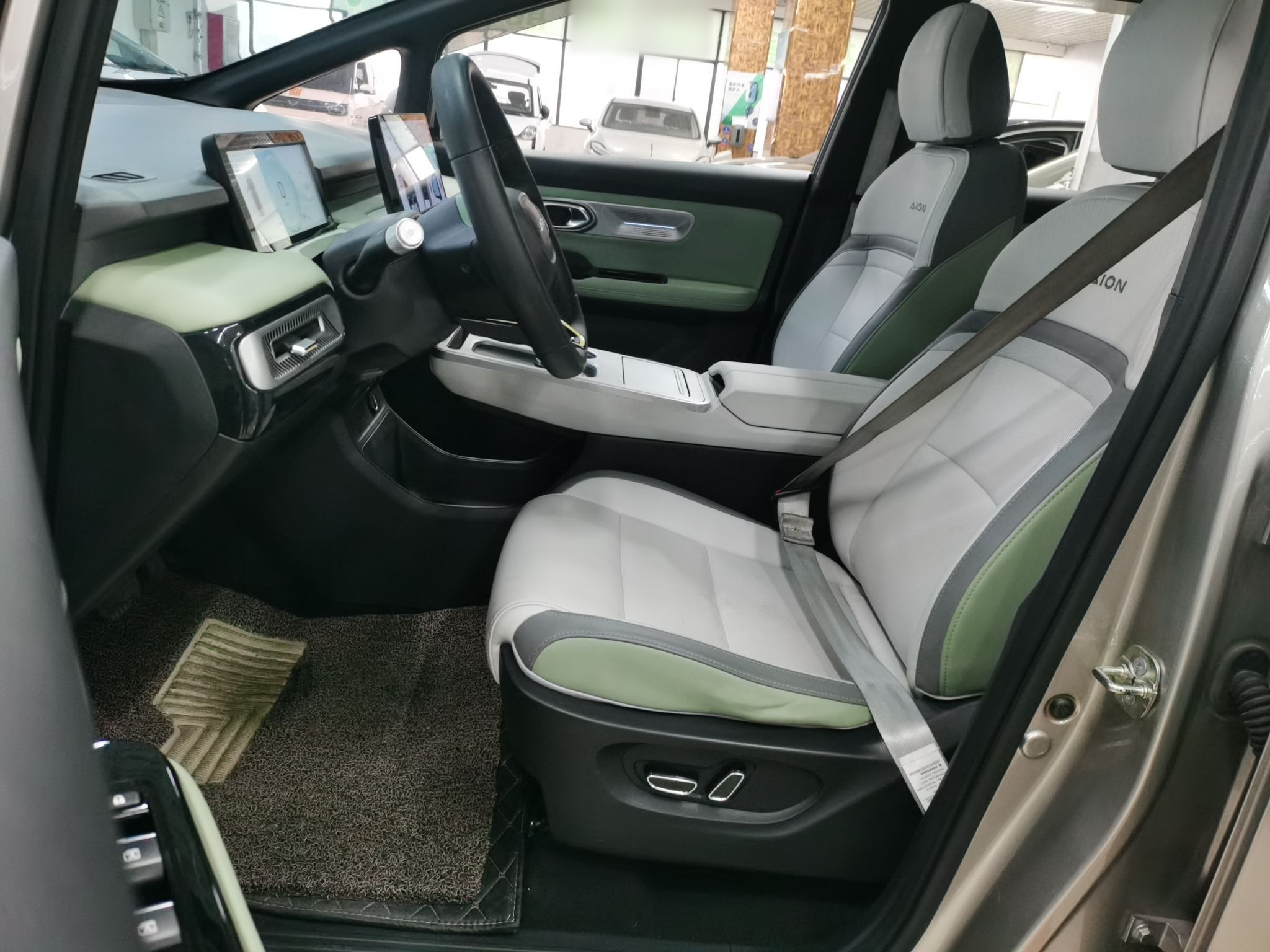 المقاعد الأمامية داخل السيارة