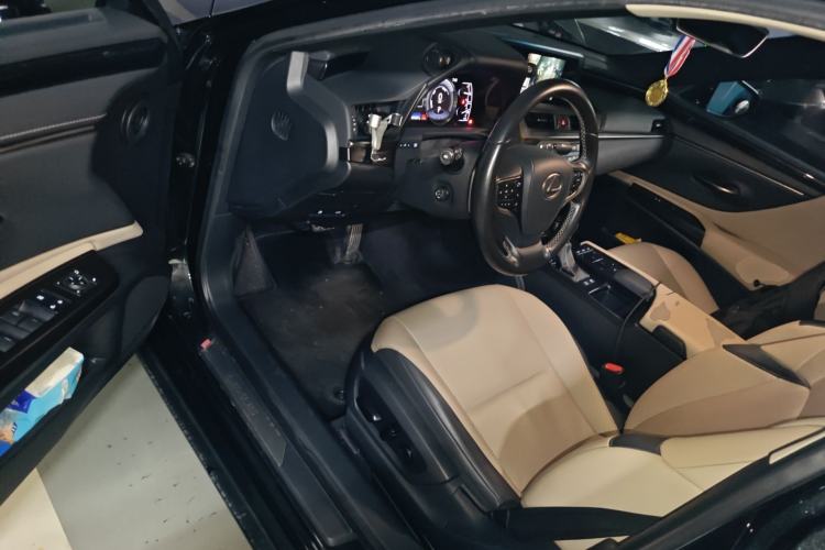 Used Lexus ES 2018 300h Premier Edition China VI Standard
