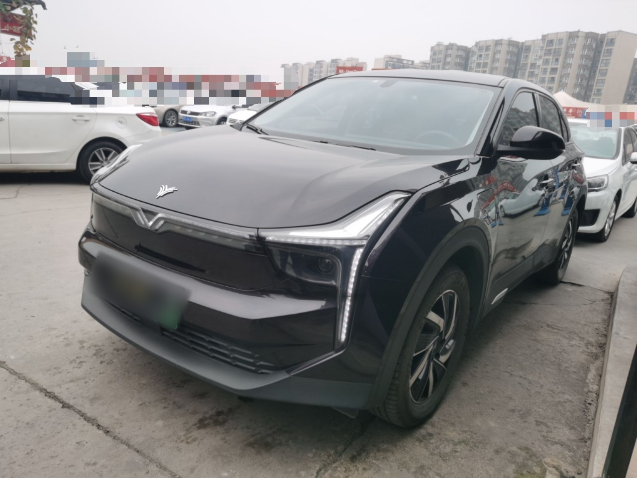 Под передней частью автомобиля