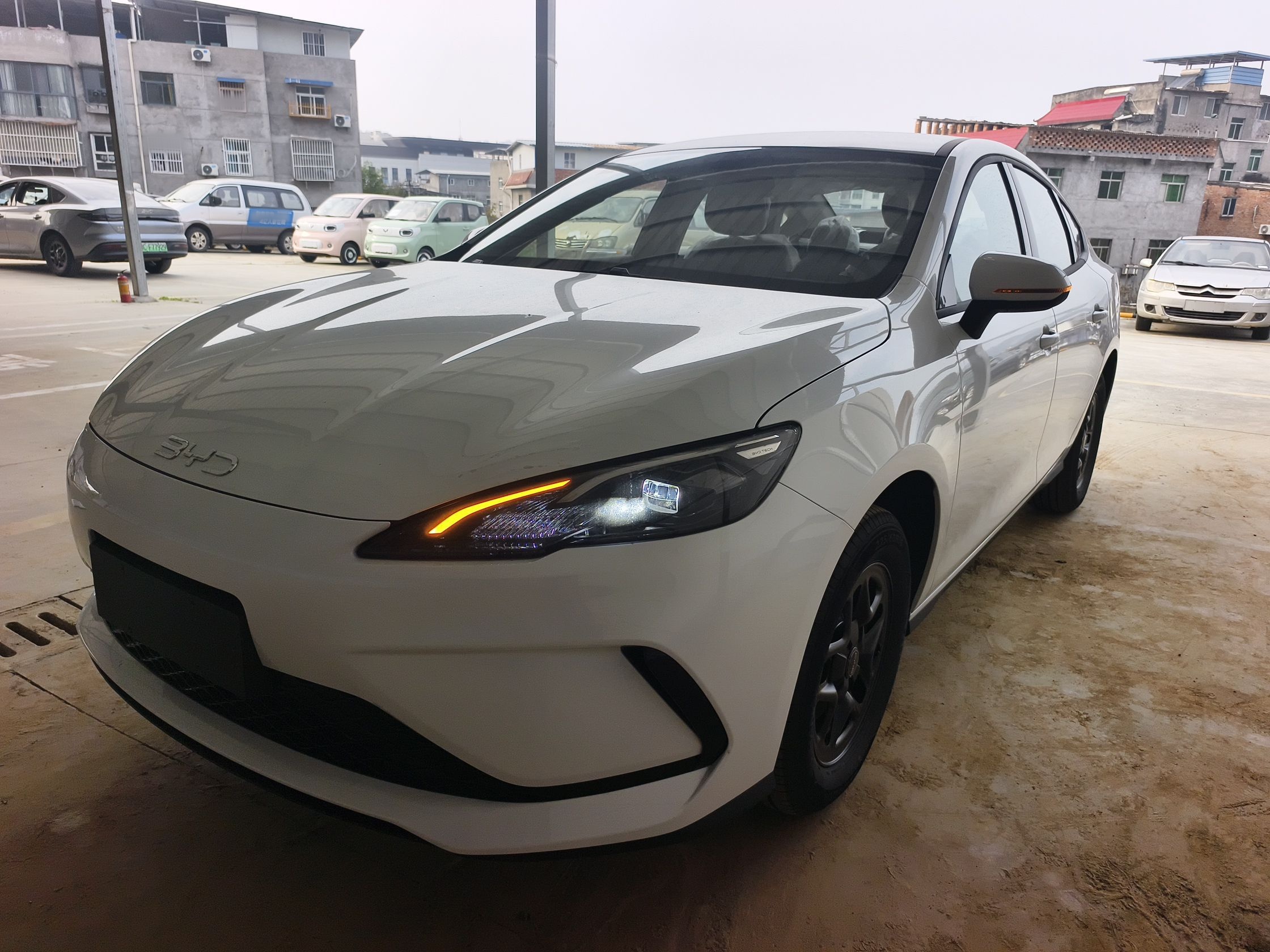 Под передней частью автомобиля