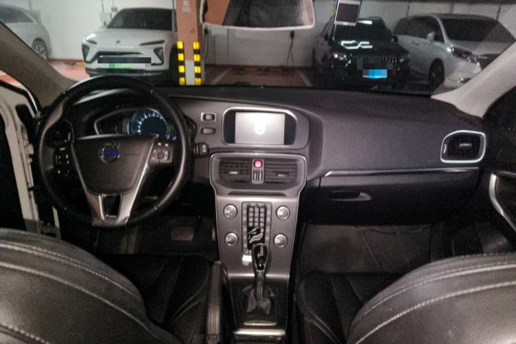 Used Volvo V40 2016 T3 Zhiyi Edition
