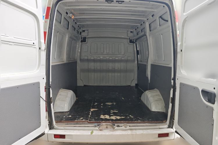 Used SAIC MAXUS Xintu V80 2021 2.0T Manual Classic City Delivery King Short Wheelbase Mid-Roof Design 3 Seats
