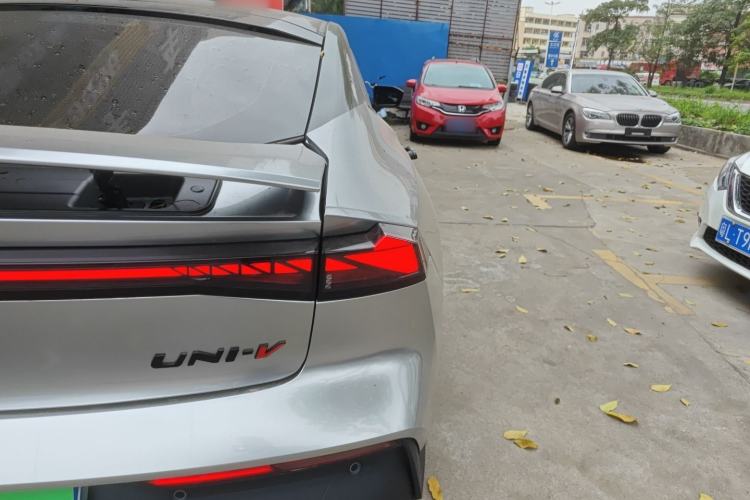 Used CHANGAN UNI-V 2022 1.5T Prestige Version Exterior 3