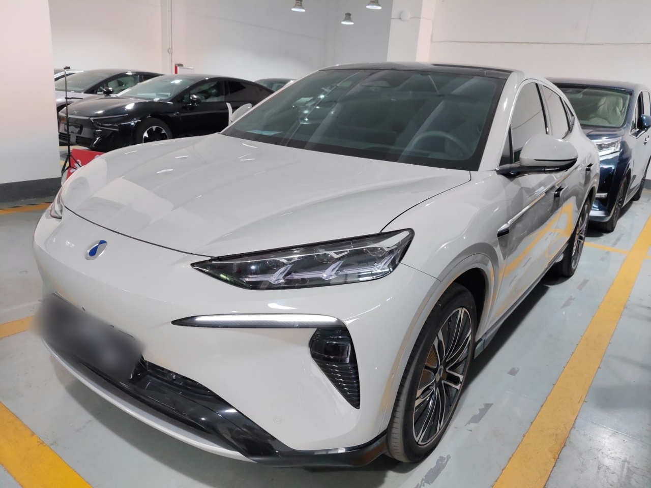 Под передней частью автомобиля