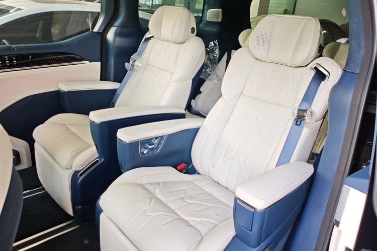 Used Zeekr 009 2024 7-Seater Walk-Through Version Four-Wheel Drive 108 kWh Left Rear Seat