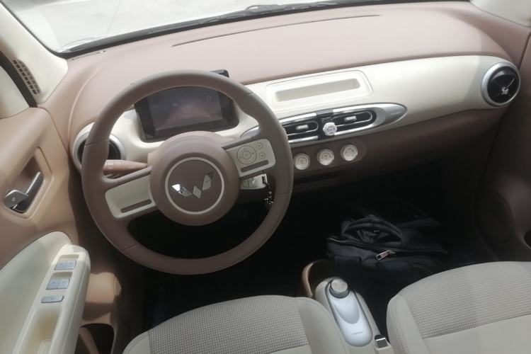 Used Wuling Hongguang MINIEV 2025 Four-Door Version Advanced Edition Center Console