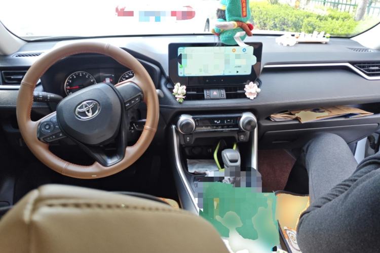 Used Toyota Wildlander 2023 2.0L CVT Two-Wheel Drive Leading Edition Center Console