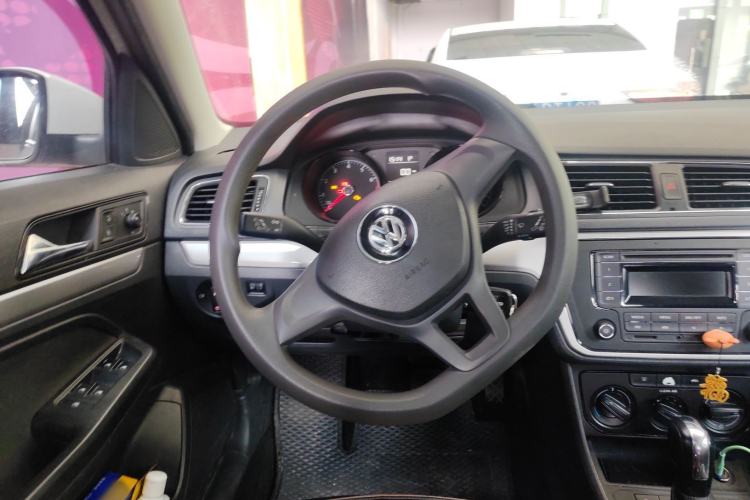 Used Volkswagen Gran Lavida 2015 1.6L Automatic Fashion Edition Steering Wheel