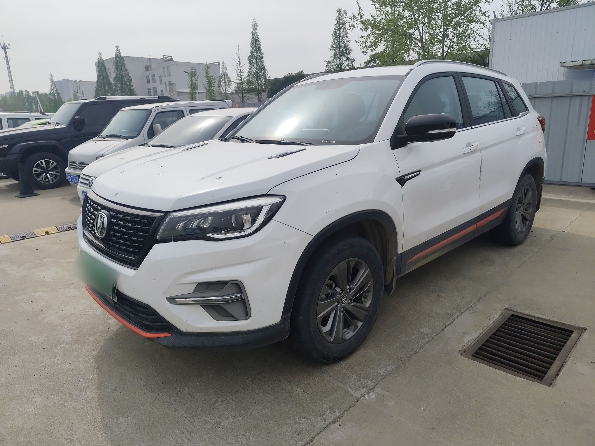 Под передней частью автомобиля