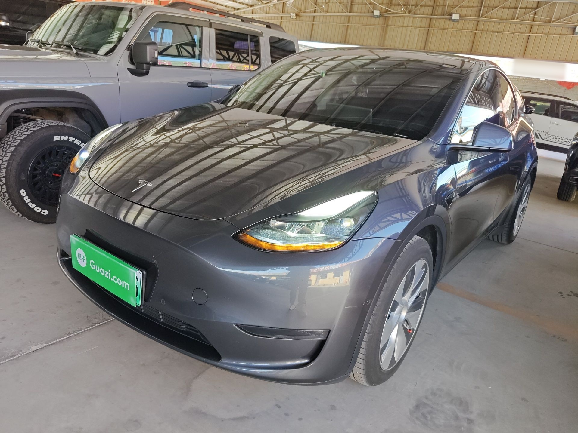 تحت مقدمة السيارة