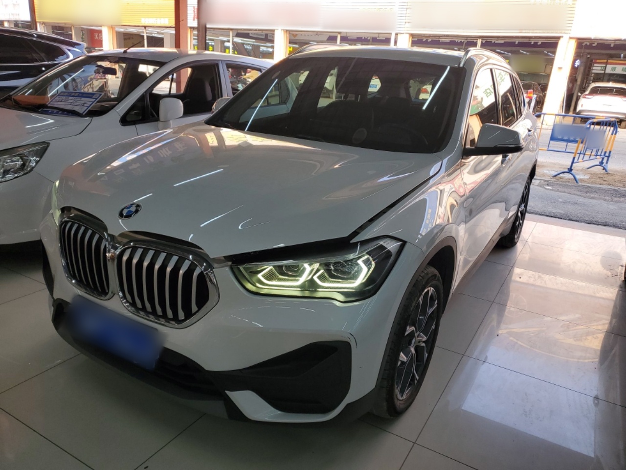 Под передней частью автомобиля