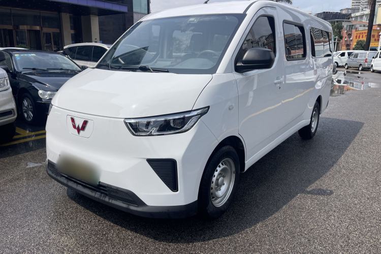 Used Wuling Yangguang 2024 300KM Comfort Version Passenger Van 75kW