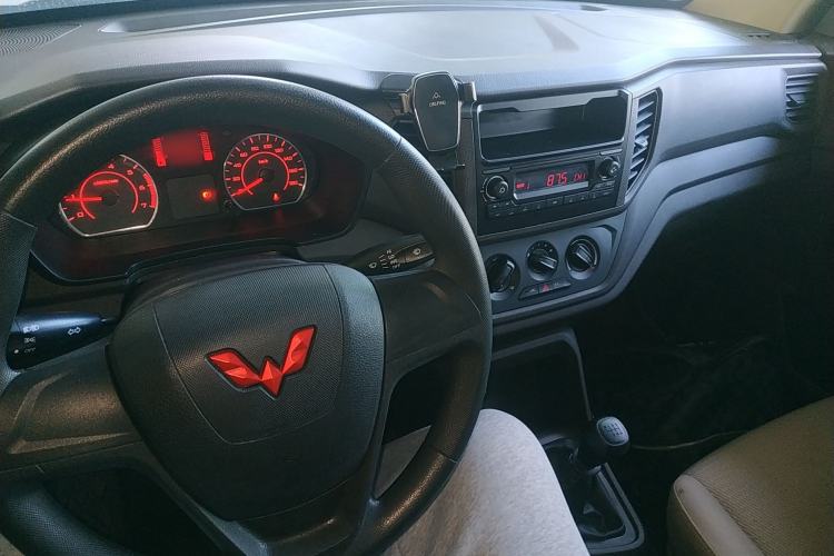 Used Wuling Hongguang V 2022 1.5L Jingqu Edition Enclosed-Window Vehicle with Hydraulic Power Steering LAR
