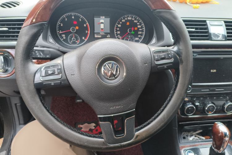 Used Volkswagen Passat 2011 3.0L V6 DSG Flagship Deluxe Edition Steering Wheel