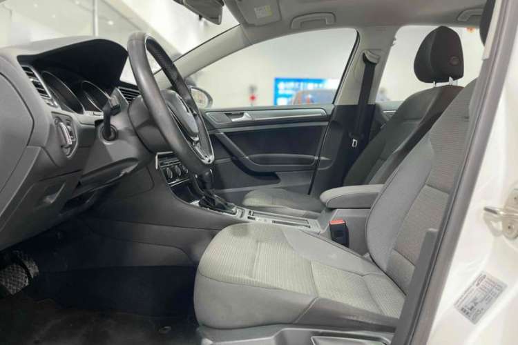 Used Volkswagen Golf 2017 1.6L Automatic Comfort Million-Vehicle Anniversary Edition
