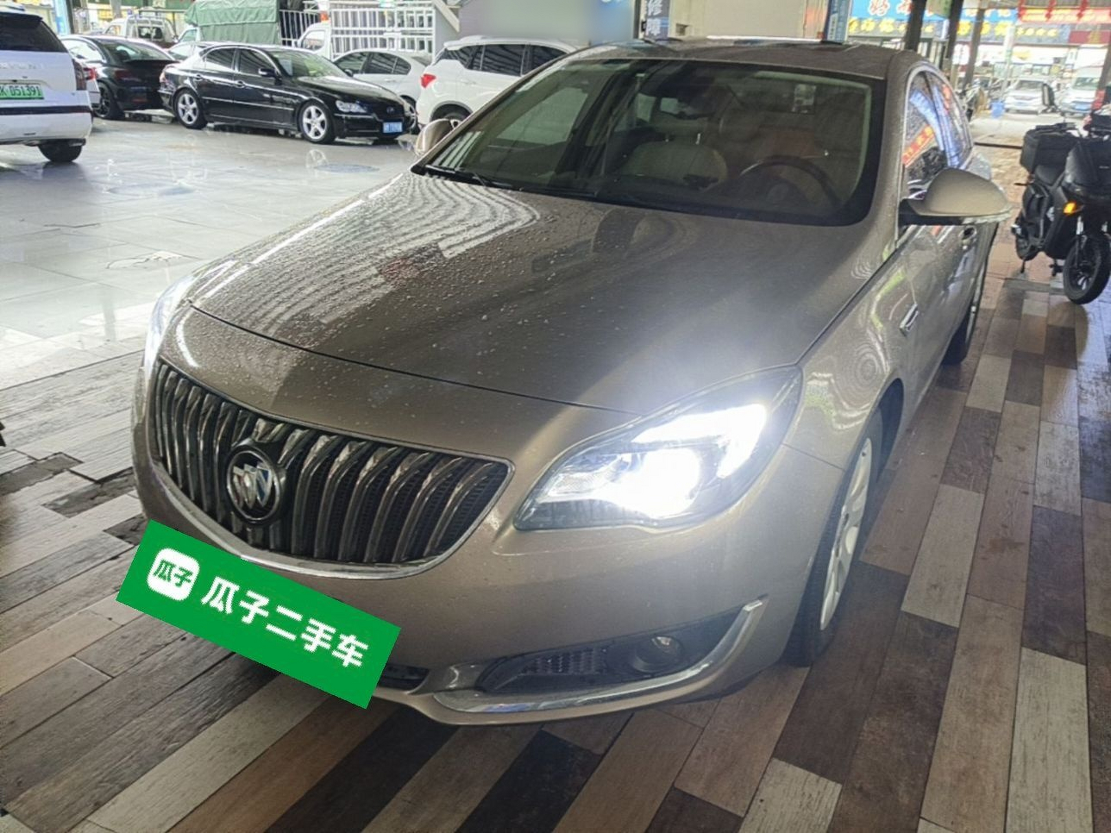 Unter der Vorderseite des Autos
