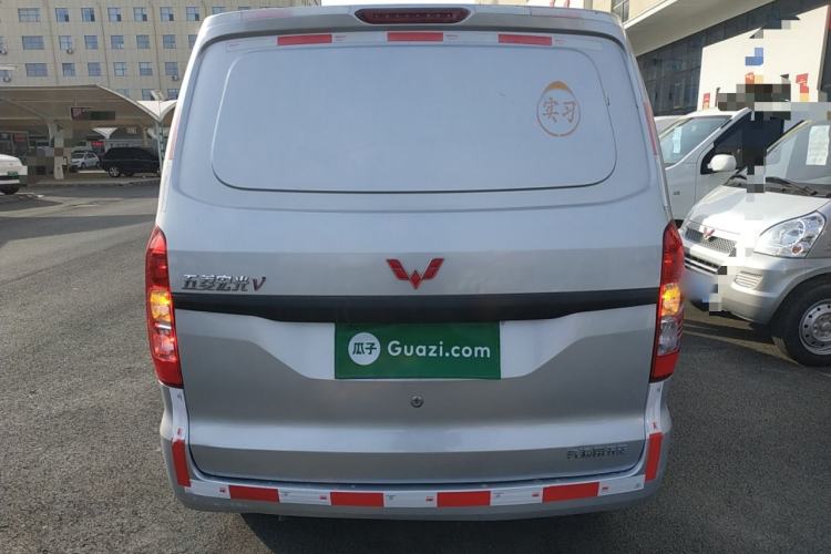 Used Wuling Hongguang V 2022 1.5L Jingqu Edition Enclosed-Window Vehicle with Hydraulic Power Steering LAR