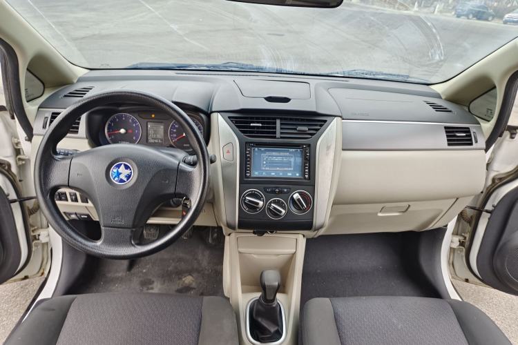 Used Venucia R50 2015 1.6L Manual Fashion Edition
