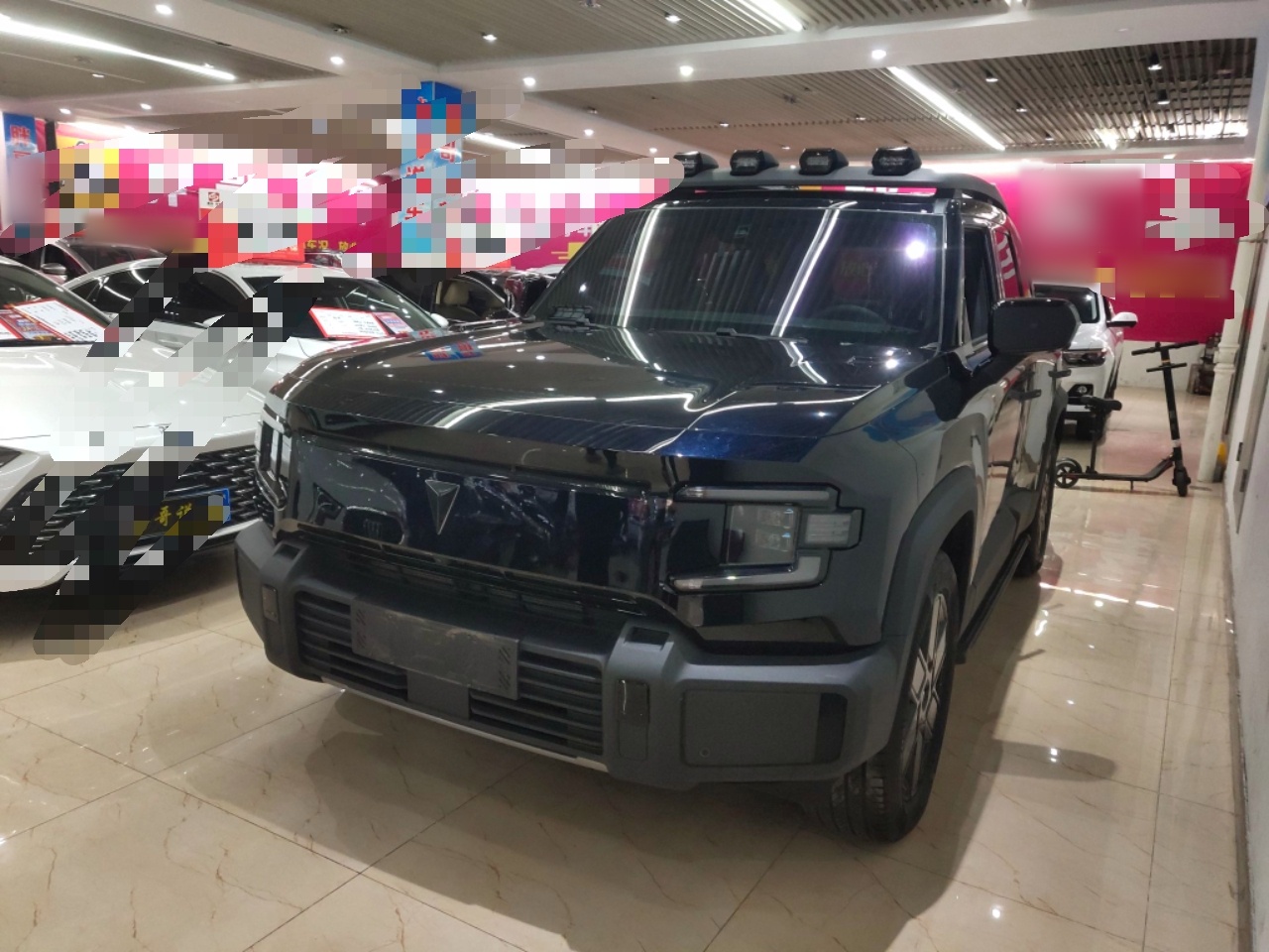 تحت مقدمة السيارة