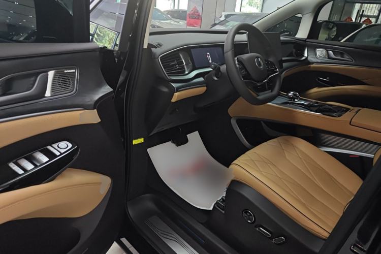 Used Denza D9 2024 DM-i 1050 Luxury Model
