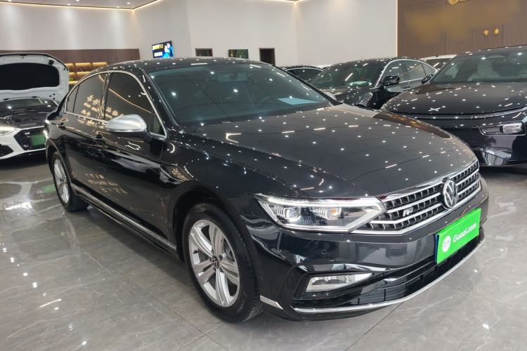 Used Volkswagen Magotan 2023 2 Million Units Limited-Edition 280TSI DSG Comfort Version Front Right 45 Deg