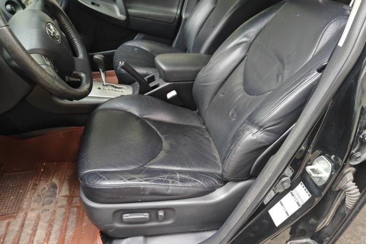 Used Toyota RAV4 2012 Luxurious 2.4L Automatic 4x4 with Stylish Features