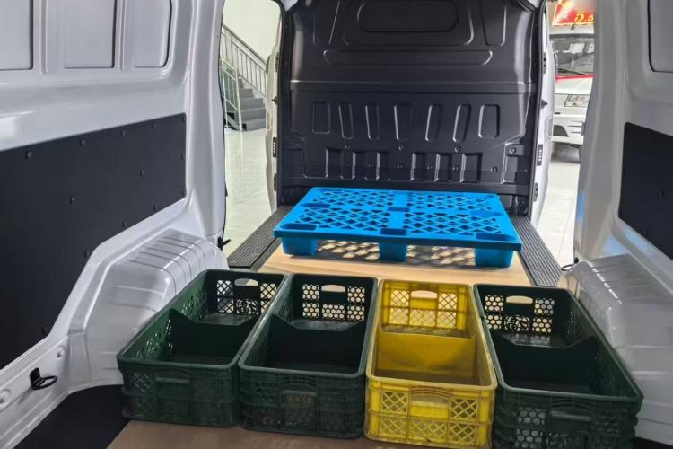 Used Ruichi EC75 2026 Model Freight Vehicle Smart Driving Ultra-Charging Edition Pioneer I
