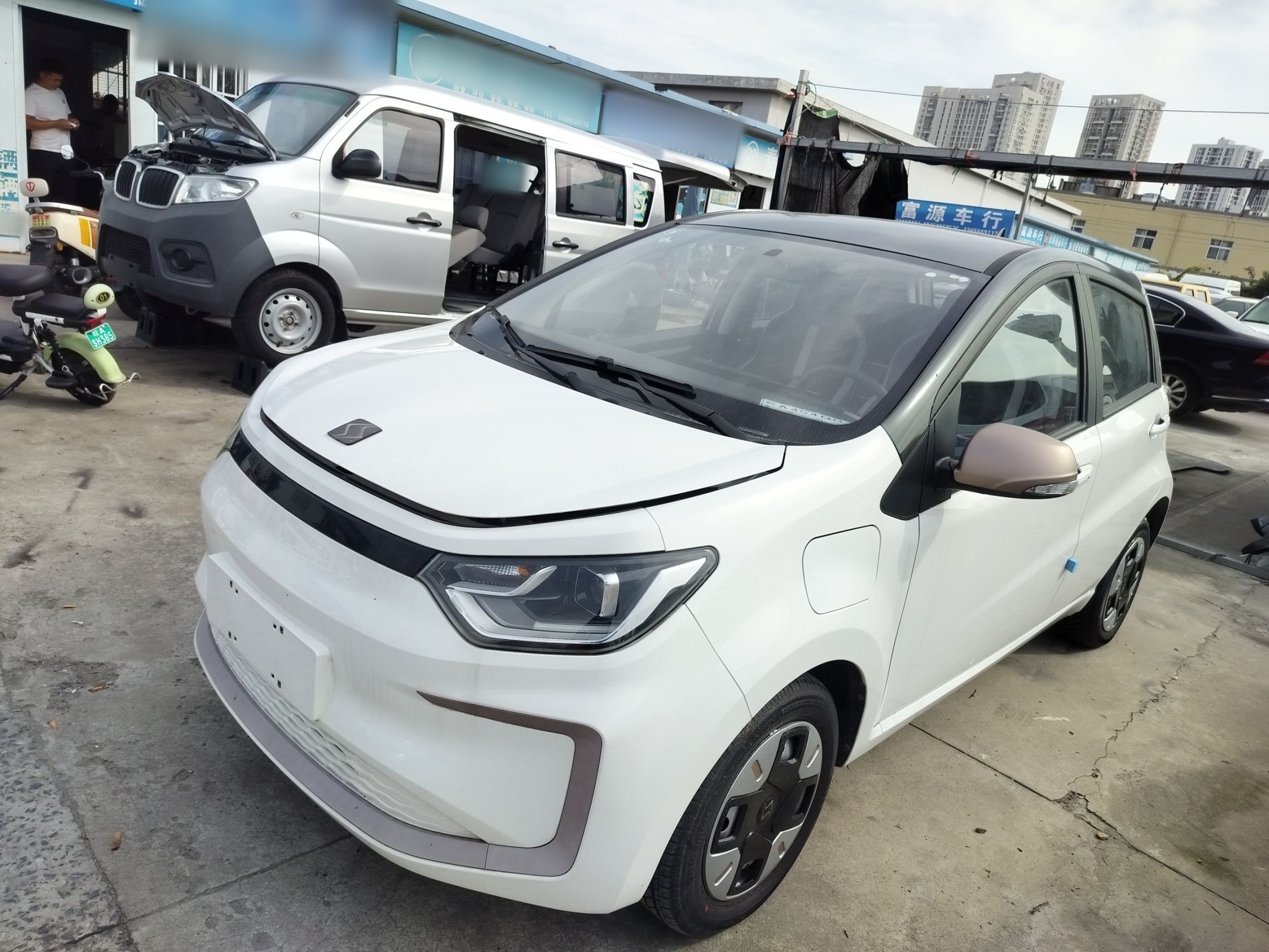 Под передней частью автомобиля