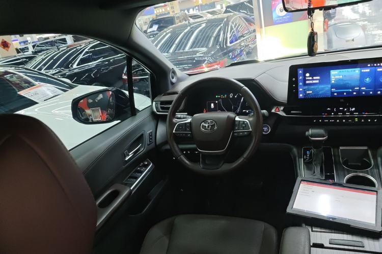 Used Toyota Sienna 2023 2.5L Hybrid Platinum Edition