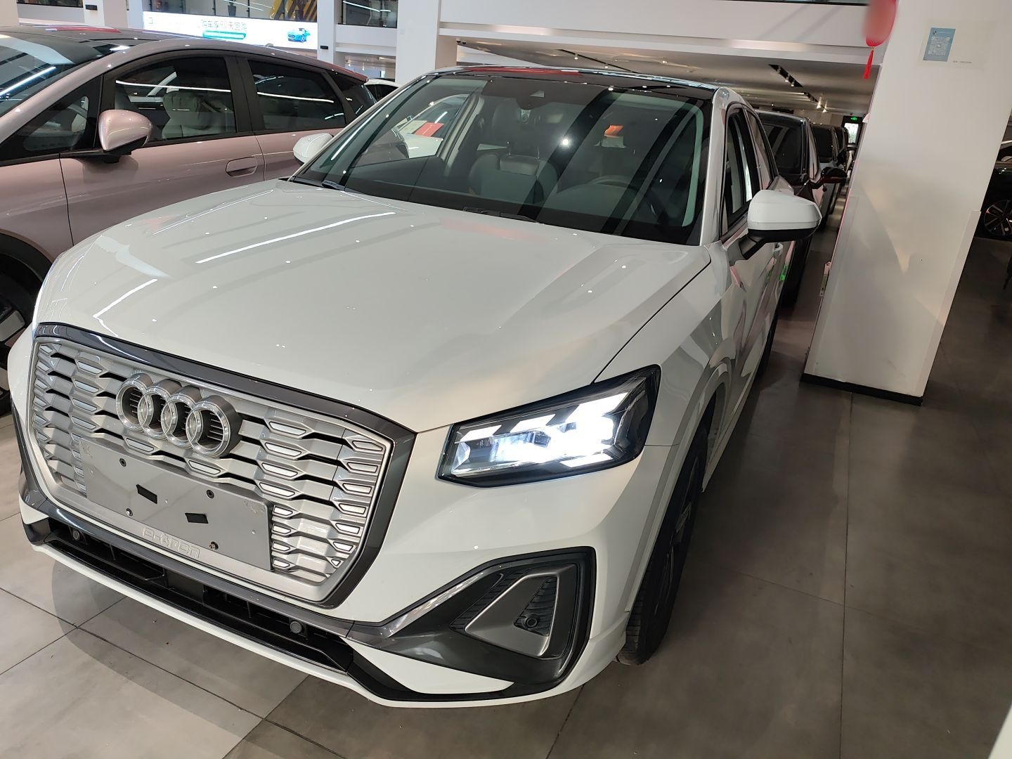 تحت مقدمة السيارة