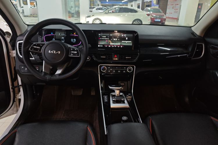 Used Kia Seltos 2023 1.5L CVT Luxury Edition Center Console