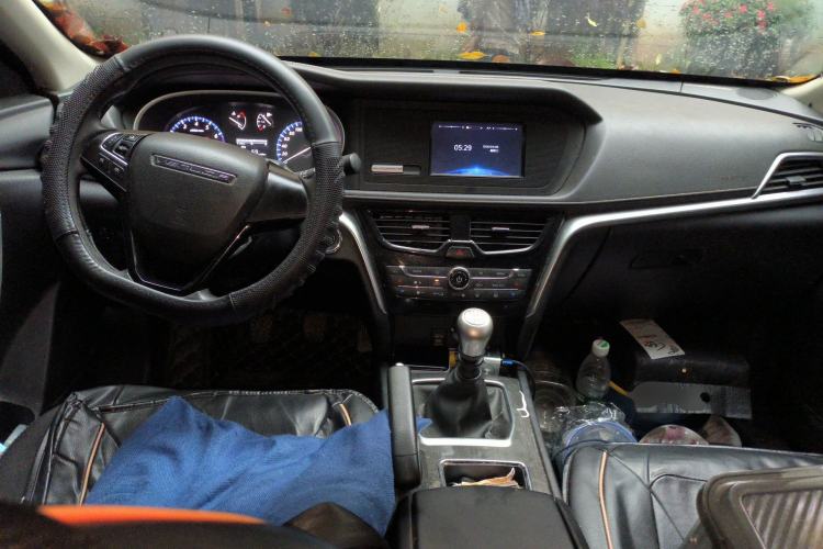 Used Venucia T90 2017 2.0L Manual Fashion Edition Center Console