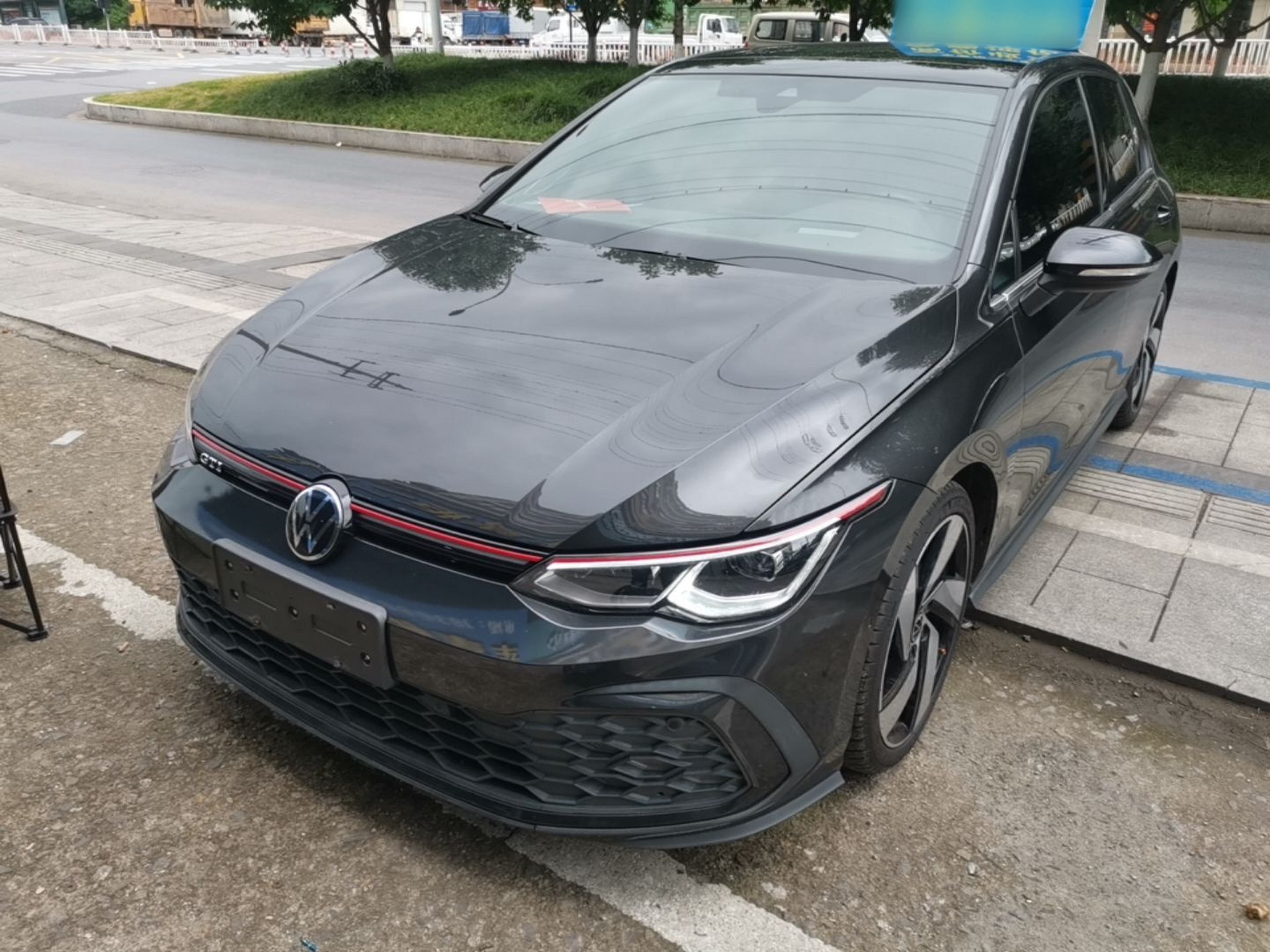Под передней частью автомобиля