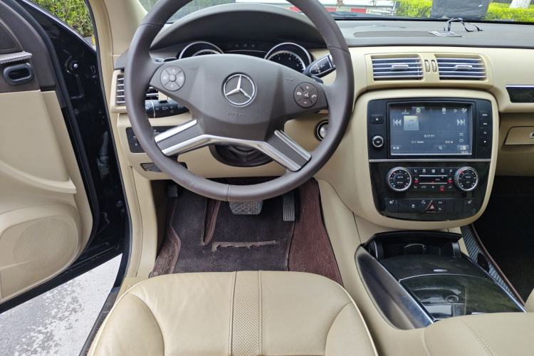 Used Mercedes-Benz R-Class 2014 R 400 4MATIC Luxury Model Steering Wheel