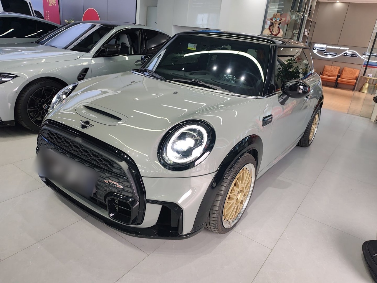 تحت مقدمة السيارة